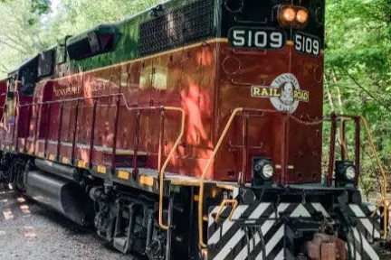 The high short hoods on the GP38-2 locomotives made it easier for the crew to work on the engine. The locomotives were also able to pull heavier loads, which made them a valuable asset to the Southern Railway.