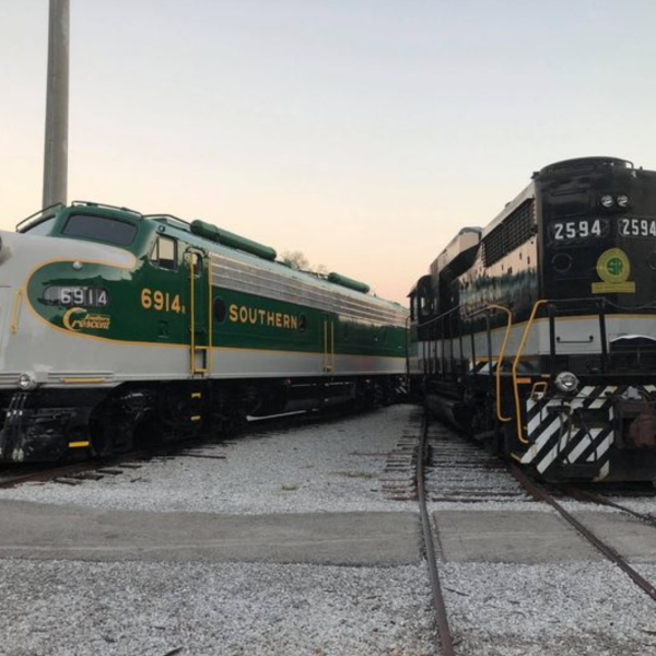 E8A Diesel-Electric 6914: A Symbol of Speed & Modernity