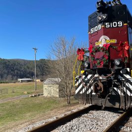 Hiwassee's Enchanting Holiday Train Ride Awaits You!