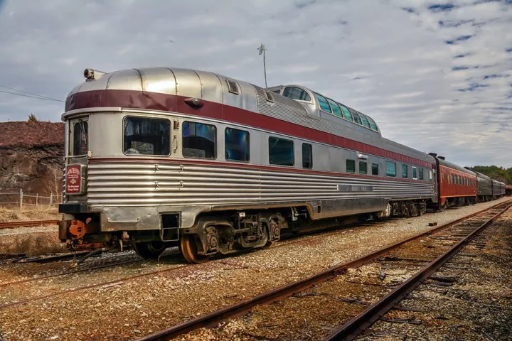 The Algonquin Park car was a luxurious way to travel, with plenty of space to relax and enjoy the view. The dome area provided an even better view, letting passengers take in the scenery as they traveled.