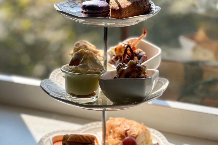 The Tennessee Valley Railroad Museum is home to a variety of different exhibits, including a tea room that serves a variety of scones and other desserts. The tea room also has a selection of quiche, sandwiches, and soups.