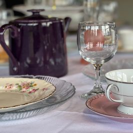 The Tennessee Valley Railroad Museum offers a delicious assortment of scones, including blueberry, white chocolate raspberry, and app cinnamon. Visitors can also enjoy a variety of macaroons, brownies, and quiche.