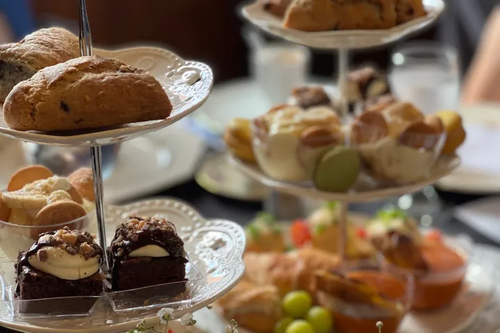 The Tennessee Valley Railroad Museum offers a variety of scones, including blueberry, white chocolate raspberry, and apple cinnamon. Visitors can also enjoy banana pudding, assorted macaroons, chocolate brownie parfait, quiche on crescent slice with hollandaise sauce, chicken salad croissants, and tomato bisque with grilled cheese sandwich bites.