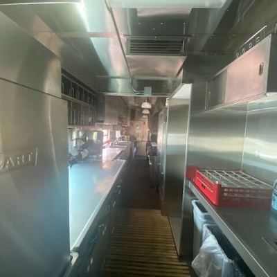 In addition, a high-capacity dish machine, two food warmers, and stainless flooring featuring wooden slats have been added. This revamped icon, 'Silver Lake', began its service at TVRM on July 20.