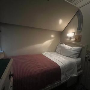 Stateroom B in the 98